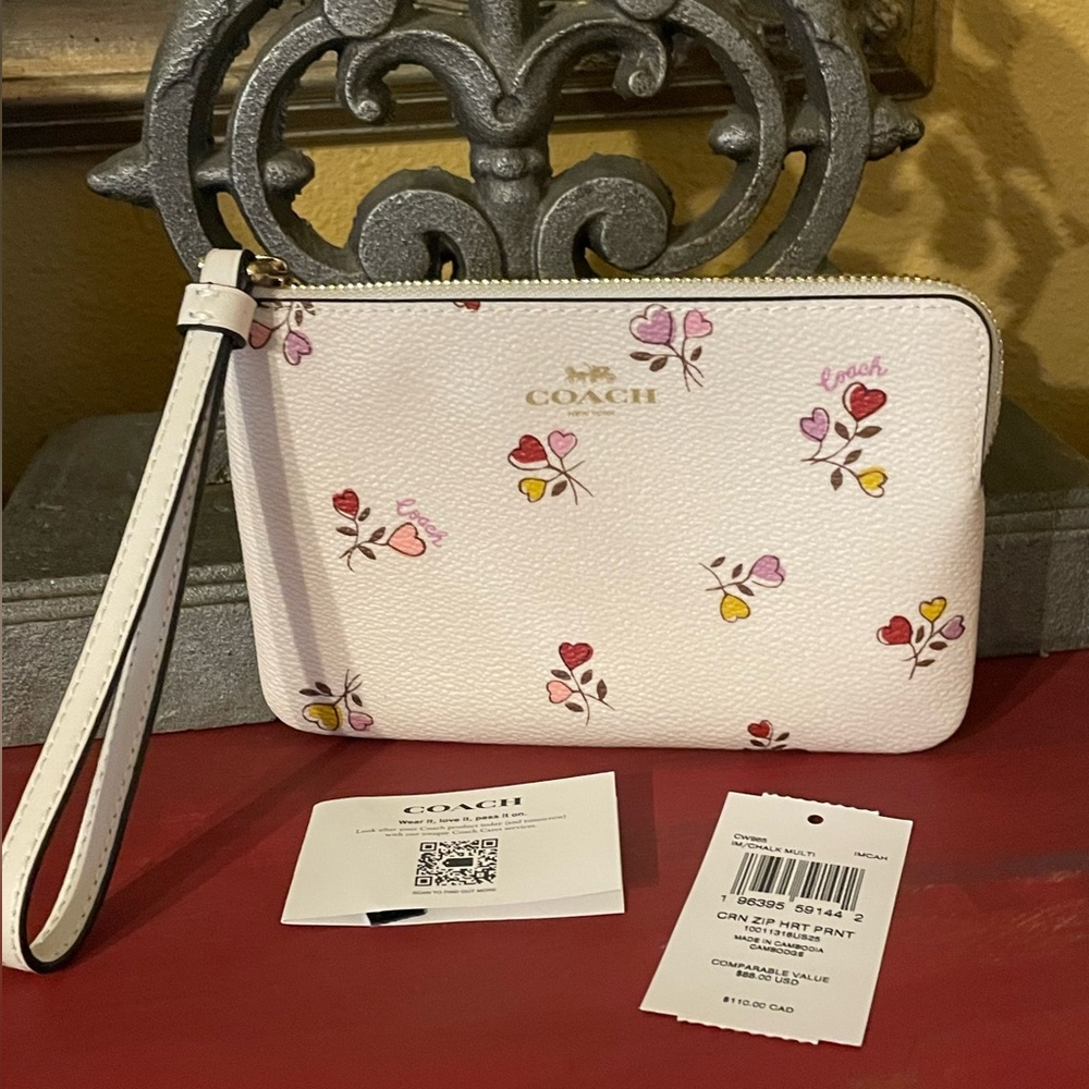 COACH NWT Corner Zip Wristlet with Heart Print